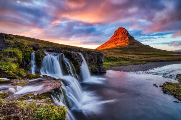 İzlanda Manzara Yaz Panoraması, Kirkjufell Dağı Gün Batımında — Stok fotoğraf