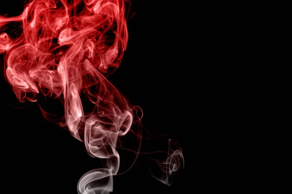 黑色背景下的红烟 — 图库照片