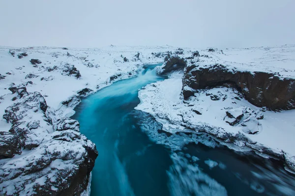 Schöner godafoss-wasserfall im winter mit schnee bedeckt, island — Stockfoto