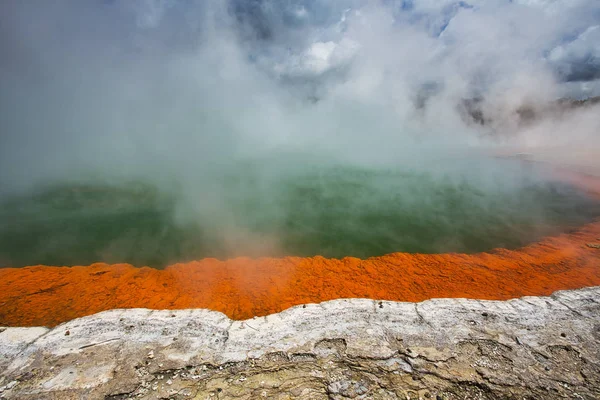 Геотермальна озеро називається шампанського басейн в Геотермальна A Wai-O-Tapu — стокове фото