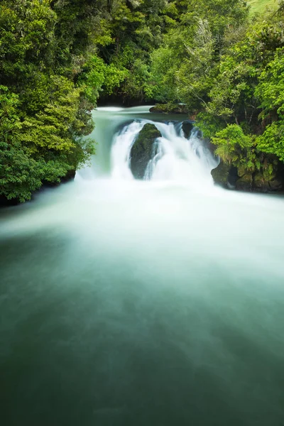 Hermosa Tutea Falls Verde, Nueva Zelanda — Foto de Stock