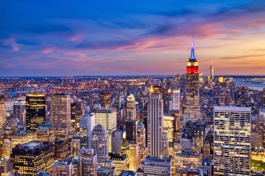 Empire State Binası alacakaranlıkta ile New York'un Midtown