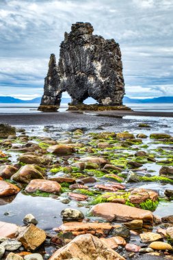 Bulutlu Gün sırasında Hvitserkur, İzlanda