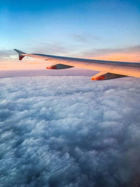 Aile d'un avion au coucher du soleil — Photo