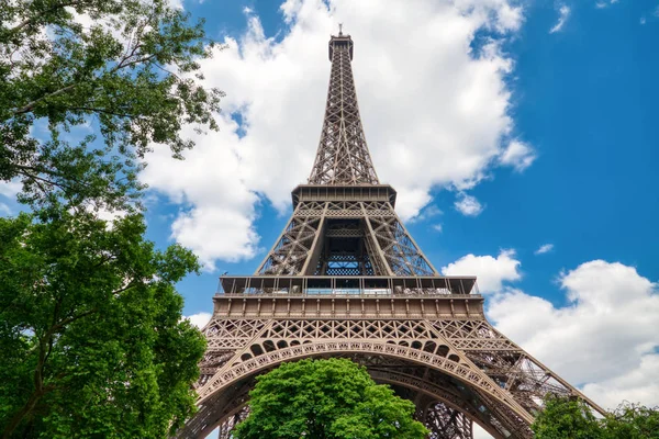 Eyfel Kulesi Paris altında güneşli yaz gökyüzü, Fransa — Stok fotoğraf