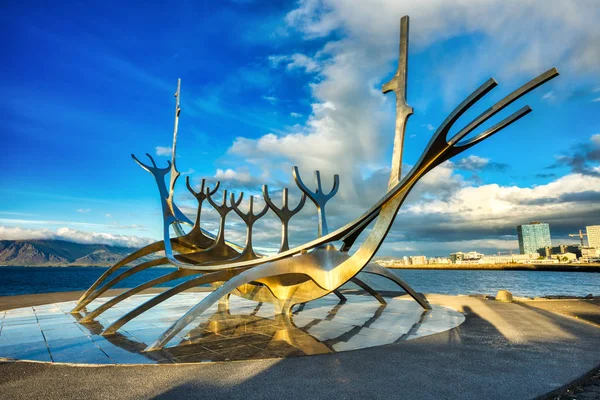 冰岛雷克雅未克的索法尔太阳船雕像 — 图库照片