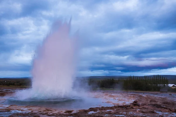 Strokkur Geysir erupcja z Dark zachmurzenie niebo, Islandia — Zdjęcie stockowe