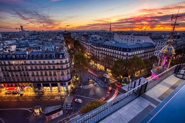 Vista aérea de París iluminada al atardecer con la Torre Eiffel —  Fotos de Stock