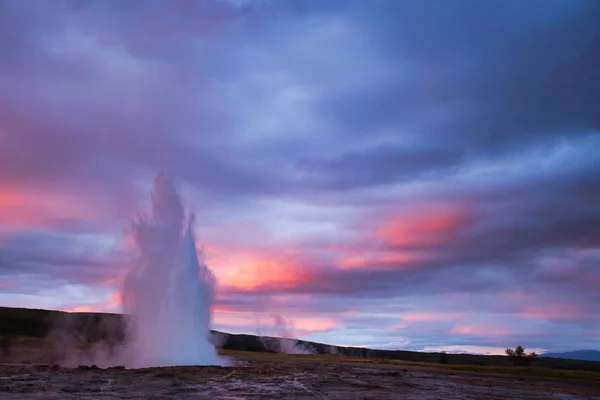 Strokkur Gejásir erupce s tmavým Zamračným nebem — Stock fotografie