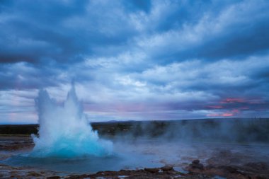 Dark Cloudy Sky ile Strokkur Geysir Patlaması, İzlanda