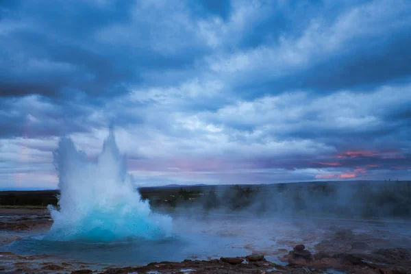 Strokkur Geysir erupcja z Dark zachmurzenie niebo, Islandia — Zdjęcie stockowe