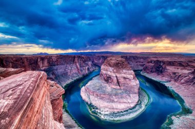 At nalı Bend batımında dramatik ile bulutlu Colorado Nehri üzerinde 