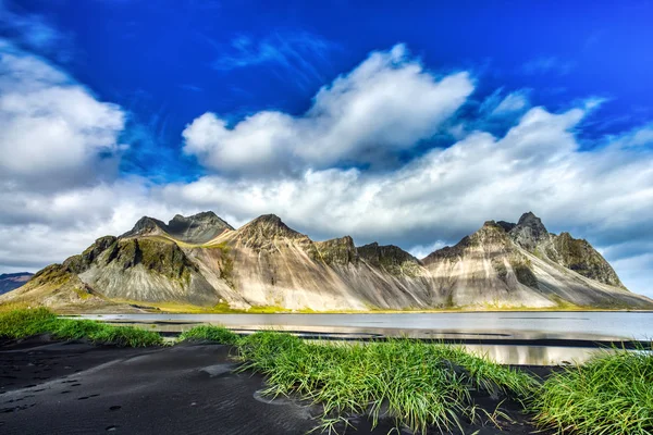 Hora stokksnes na Vestrahorském mysu během krásného slunečného dne — Stock fotografie