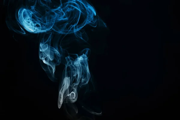 Синій дим на чорному фоні — стокове фото