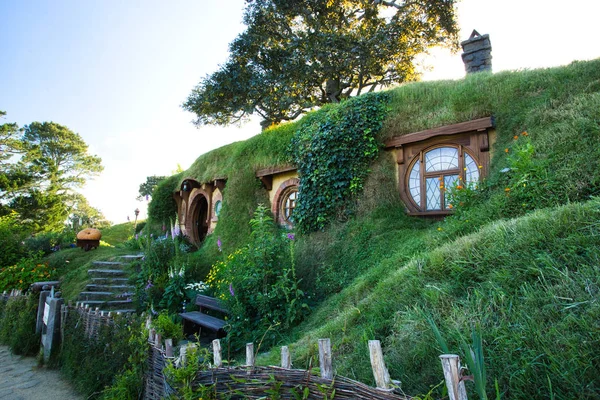 Hobbit House in the Shire, Hobbiton Movie Set, Новая Зеландия — стоковое фото