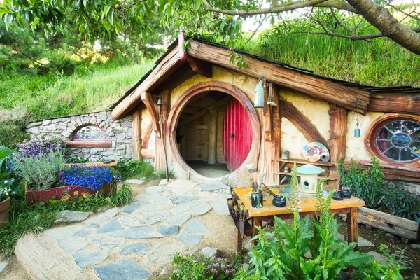 Hobbit House in the Shire, Hobbiton Movie Set, Новая Зеландия — стоковое фото