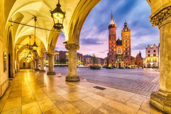 Alacakaranlıkta Krakow Ana Meydanı'nda St Mary Bazilikası, Krakow