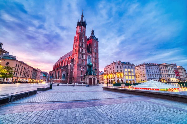 Szent Mária-bazilika, Krakkó főterén a krakkói alkonyat, Krakkó — Stock Fotó