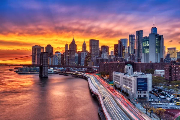 Widok na dolny Manhattan z Brooklyn Bridge w Sunset, Nowy Jork — Zdjęcie stockowe