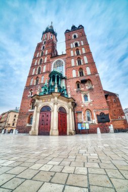 Gün boyunca Krakow Ana Meydanı'nda St Mary Bazilikası, Krakow