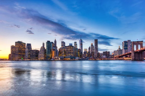 New York Lower Manhattan avec Brooklyn Bridge au crépuscule, Vue — Photo