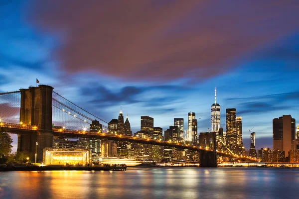 New York City Manhattan i sentrum med Brooklyn Bridge i skumringen – stockfoto