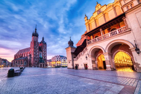 Basílica de Santa Maria na praça principal de Cracóvia ao nascer do sol, Cracóvia — Fotografia de Stock