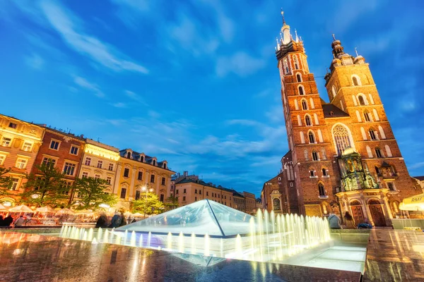 Basílica de Santa María en la plaza principal de Cracovia al anochecer, Cracovia — Foto de Stock