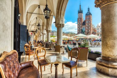 Gün boyunca Krakow Ana Meydanı'nda St Mary Bazilikası, Kr