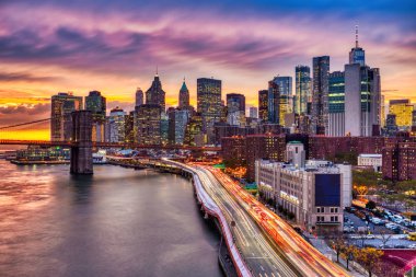 Sunset,New York'ta Brooklyn Köprüsü ile Aşağı Manhattan'ın Görünümü