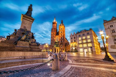 Alacakaranlıkta Krakow Ana Meydanı'nda St Mary Bazilikası, Krakow