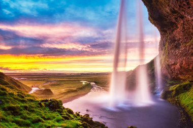Gün batımında Seljalandsfoss Şelalesi, İzlanda
