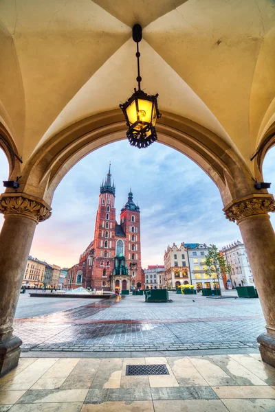 Szent Mária-bazilika a Krakkó főterén a Sunrise, Krakow — Stock Fotó