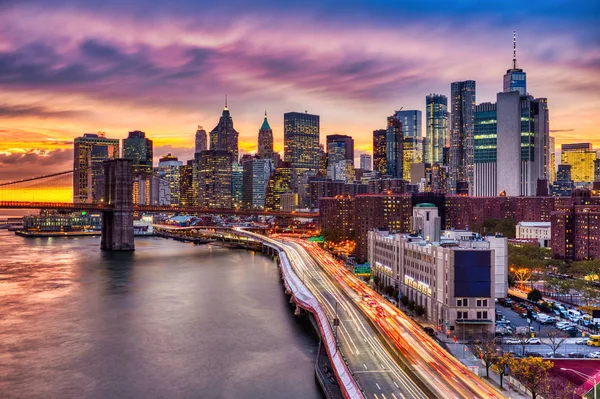 Pohled na dolní Manhattan s Brooklynským mostem při západu slunce, New York — Stock fotografie