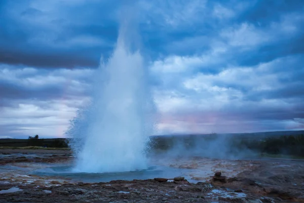 Strokkur Geysir Eruption with Dark Cloudy Sky, Islândia — Fotografia de Stock