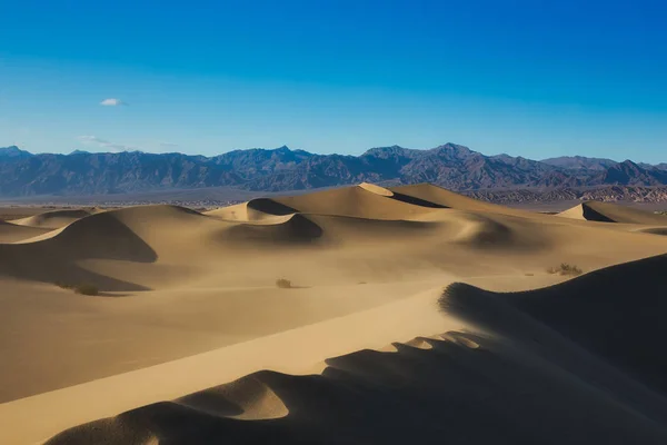 Dunes de sable au coucher du soleil dans le parc national Death Valley, Californie — Photo