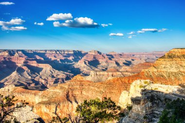 Gün batımında parlak mavi gökyüzü ile Güney Rim Grand Canyon görünümünden