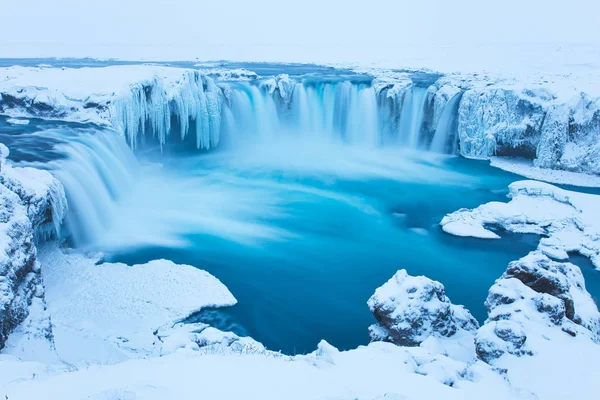 Vacker-Vattenfallet Goðafoss på vintern täckta i snö, Island — Stockfoto