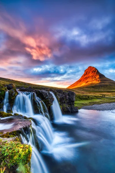 İzlanda Manzara Yaz Panoraması, Kirkjufell Dağı Gün Batımında — Stok fotoğraf
