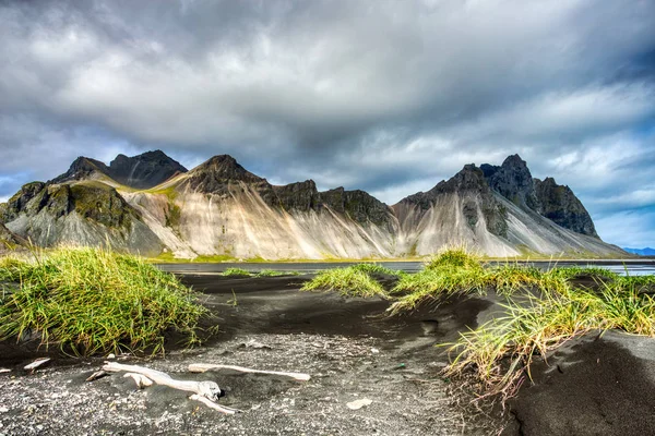 Hora stokksnes na Vestrahorském mysu během krásného slunečného dne — Stock fotografie