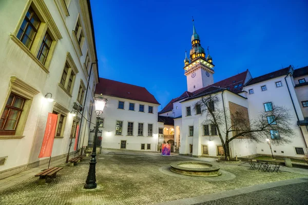 Brno stará radnice s malé náměstí a staré věži za soumraku, Cz — Stock fotografie