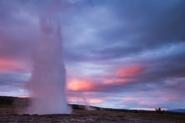 Dark Cloudy Sky ile Strokkur Geysir Patlaması, İzlanda