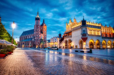 Alacakaranlıkta Krakow Ana Meydanı'nda St Mary Bazilikası, Krakow