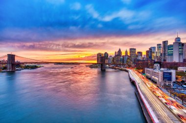Sunset,New York'ta Brooklyn Köprüsü ile Aşağı Manhattan'ın Görünümü