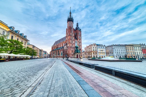 Szent Mária-bazilika a krakkói főtéren a nap folyamán, Krakkó — Stock Fotó