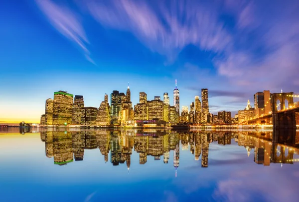 New york city lower manhattan mit brooklyn bridge in der Abenddämmerung, view — Stockfoto