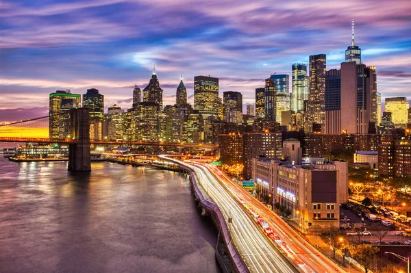 Blick auf lower manhattan mit brooklyn bridge bei Sonnenuntergang, New York — Stockfoto
