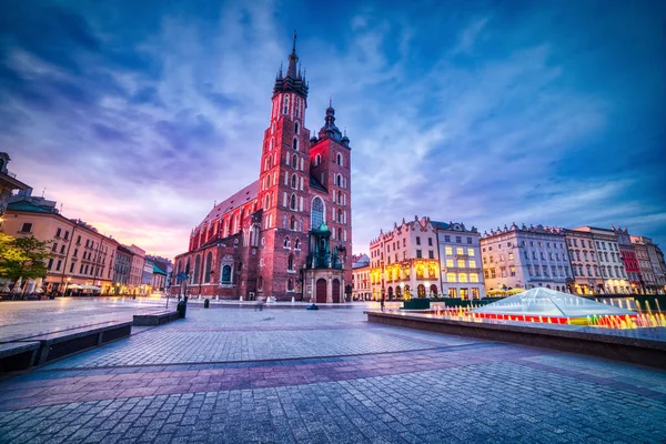 Basílica de Santa Maria na praça principal de Cracóvia ao anoitecer, Cracóvia — Fotografia de Stock