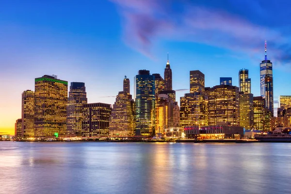 ニューヨーク市ロウアーマンハッタンと夕暮れ時のブルックリン橋、ビュー — ストック写真