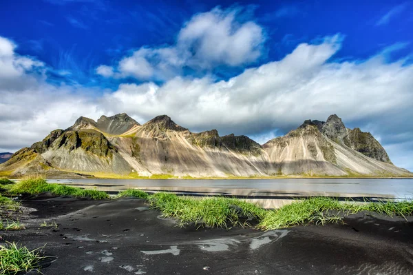 Stokksnes Montanha no Cabo Vestrahorn durante o belo dia ensolarado — Fotografia de Stock